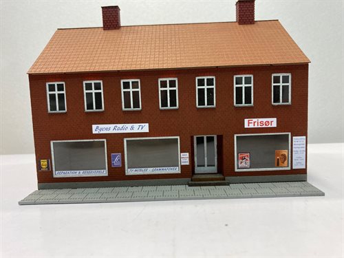 Hobbytrade 87230 Reihenhaus mit Radio-TV und Friseur. 2 Etagen aus rotem Stein. H0